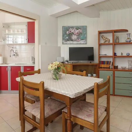 Two-bedroom With Sea View In Kastel Kambelovac