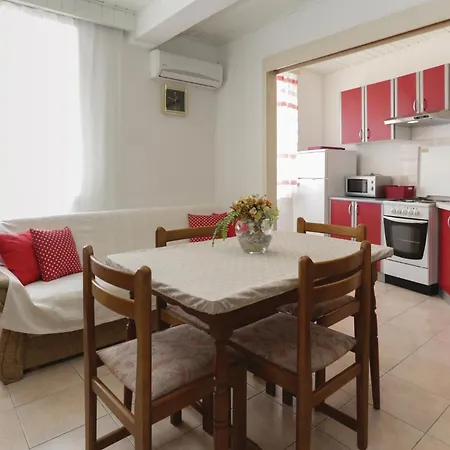 Two-bedroom With Sea View In Kastel Kambelovac