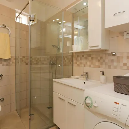 Two-bedroom With Sea View In Kastel Kambelovac Apartament